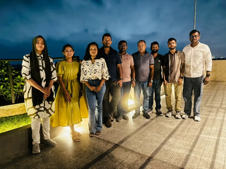 ToBeShore-teamet i Sri Lanka samlat för ett gruppfoto på takterrassen vid 4-årsjubileet